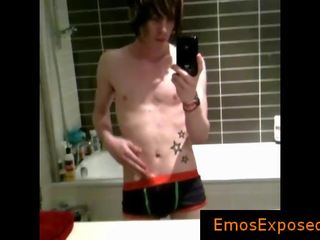 Tatooed emo twink selfshot v zrcadlo