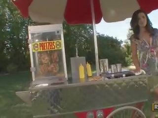 Amatoriale impressionante affascinante bruna pupa selling pretzels in il parck