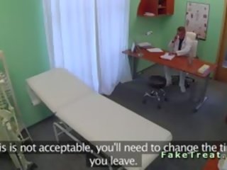 Очарователен пациент прецака в очакване стая в фалшив болница