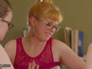 Girlsway merveilleux plan a trois à la bibliothèque avec penny pax & karla kush