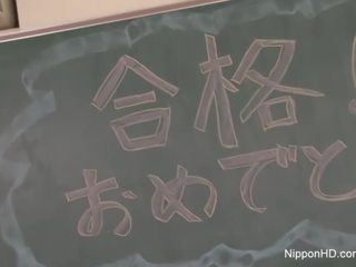 Sexualmente despertado japonesa profesora folla ella misma en un clase