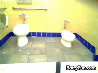 Gemuk india watched pipis di sebuah toilet