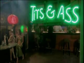 Lesbička bar maids masturbovat v trojice: volný pohlaví video 2f