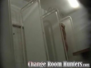 Seksi rambut coklat di sebuah orang yang menikmati melihat seks kamera di pancuran air