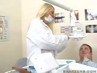 Exceptional násťročné prsnaté blondýna dentist relácie ju prsia na a pacient