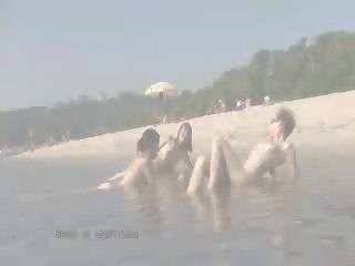 에이 공공의 바닷가 가열 올라 와 두 splendid 인형 nudists